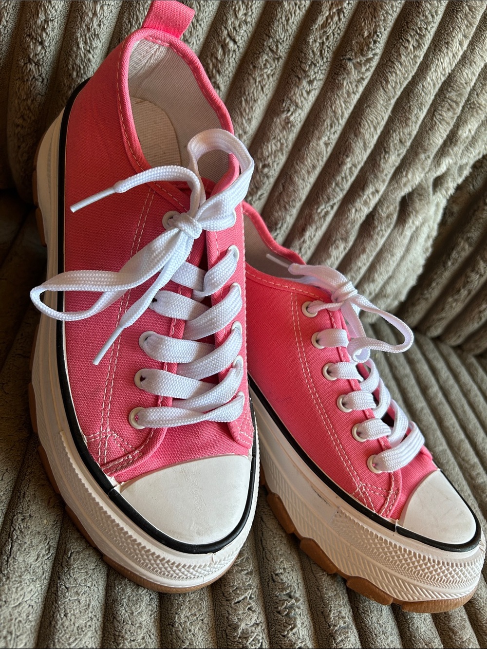 Rouge Helium Women’s Sneakers Size 8 Pink White New Tennis Shoes NWOT Casual